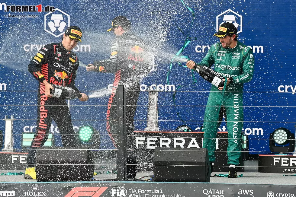 Foto zur News: Sergio Perez (Red Bull), Max Verstappen (Red Bull) und Fernando Alonso (Aston Martin)