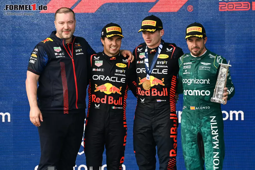 Foto zur News: Sergio Perez (Red Bull), Max Verstappen (Red Bull) und Fernando Alonso (Aston Martin)