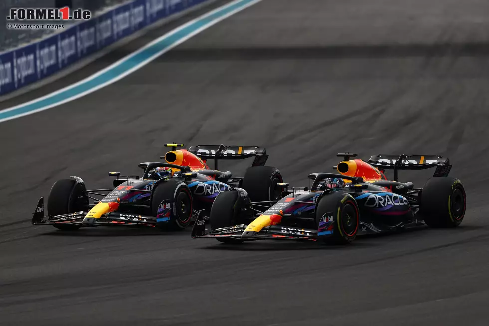 Foto zur News: Max Verstappen (Red Bull) und Sergio Perez (Red Bull)