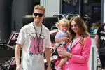 Foto zur News: Nico Hülkenberg (Haas) mit Tochter Noemi und Frau Egle