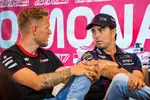 Foto zur News: Kevin Magnussen (Haas) und Sergio Perez (Red Bull)