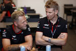 Foto zur News: Kevin Magnussen (Haas) und Nico Hülkenberg (Haas)