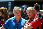 Foto zur News: Jean Alesi mit Teamchef Frederic Vasseur (Ferrari)