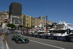 Foto zur News: Fernando Alonso (Aston Martin) und George Russell (Mercedes)