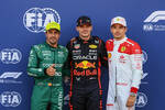 Foto zur News: Fernando Alonso (Aston Martin), Max Verstappen (Red Bull) und Charles Leclerc (Ferrari)
