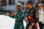 Foto zur News: Fernando Alonso (Aston Martin) und Max Verstappen (Red Bull)