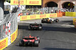 Foto zur News: Lando Norris (McLaren), Charles Leclerc (Ferrari) und Carlos Sainz (Ferrari)