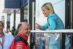 Foto zur News: Teamchef Frederic Vasseur (Ferrari) mit Susie Wolff