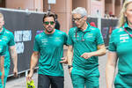 Foto zur News: Fernando Alonso (Aston Martin) mit Teamchef Mike Krack