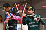 Foto zur News: Fernando Alonso (Aston Martin) und Esteban Ocon (Alpine)