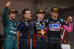 Foto zur News: Fernando Alonso (Aston Martin), Max Verstappen (Red Bull) und Esteban Ocon (Alpine)