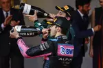 Foto zur News: Esteban Ocon (Alpine) und Fernando Alonso (Aston Martin)