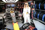 Foto zur News: Kylie Minogue mit dem Auto von Max Verstappen (Red Bull)