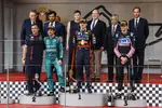 Foto zur News: Fernando Alonso (Aston Martin), Max Verstappen (Red Bull) und Esteban Ocon (Alpine)