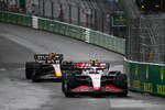 Foto zur News: Nico Hülkenberg (Haas) und Sergio Perez (Red Bull)