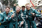 Foto zur News: Die Crew von Fernando Alonso (Aston Martin)
