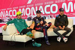 Foto zur News: Fernando Alonso (Aston Martin), Max Verstappen (Red Bull) und Esteban Ocon (Alpine)