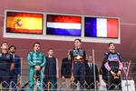 Foto zur News: Max Verstappen (Red Bull), Fernando Alonso (Aston Martin) und Esteban Ocon (Alpine)