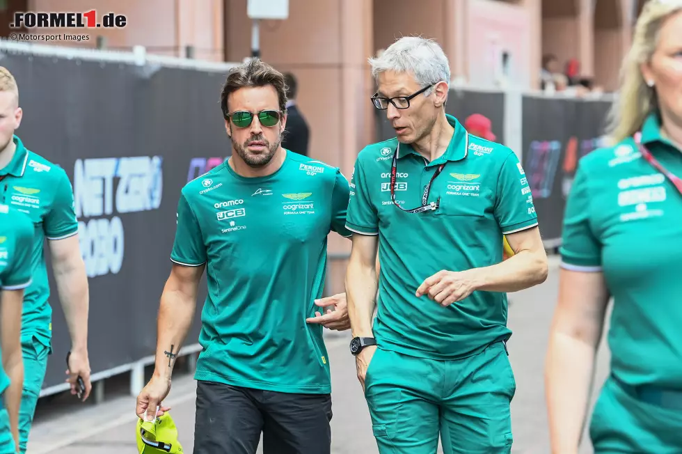 Foto zur News: Fernando Alonso (Aston Martin) mit Teamchef Mike Krack