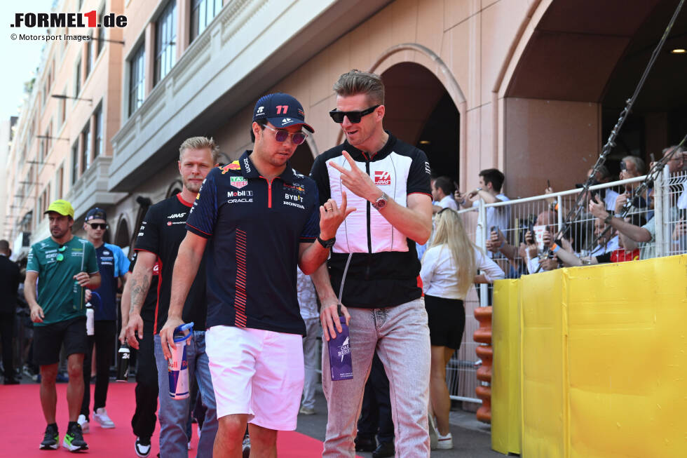 Foto zur News: Sergio Perez (Red Bull) und Nico Hülkenberg (Haas)