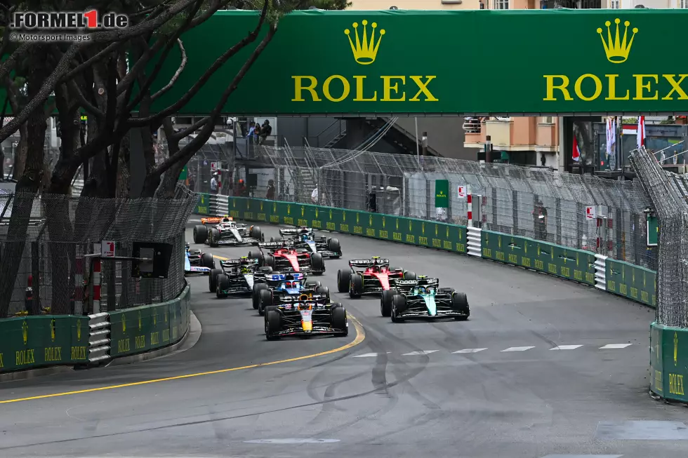 Max Verstappen (Red Bull), Fernando Alonso (Aston Martin), Carlos Sainz (Ferrari) und Esteban Ocon (Alpine) Foto zur News: Max Verstappen (Red Bull), Fernando Alonso (Aston Martin), Carlos Sainz (Ferrari) und Esteban Ocon (Alpine)