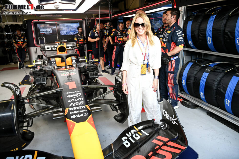 Foto zur News: Kylie Minogue mit dem Auto von Max Verstappen (Red Bull)