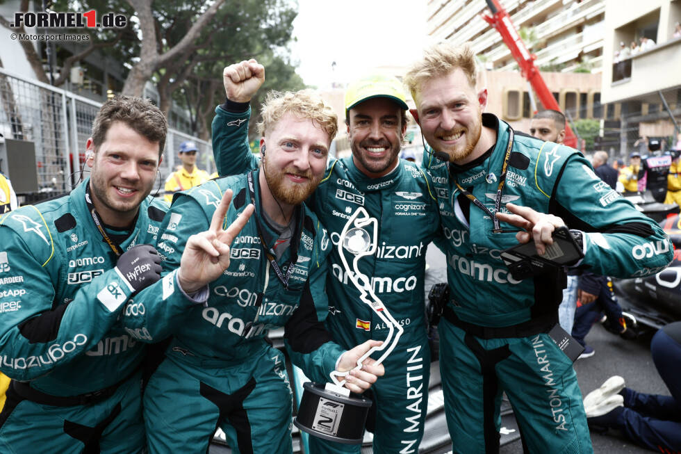 Foto zur News: Die Crew von Fernando Alonso (Aston Martin)