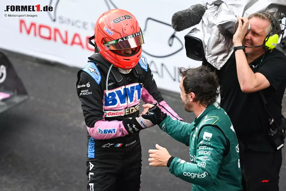 Foto zur News: Esteban Ocon (Alpine) und Fernando Alonso (Aston Martin)