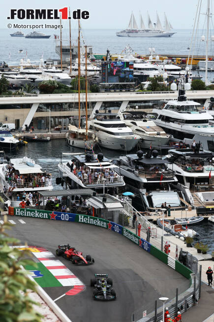 Foto zur News: Lewis Hamilton (Mercedes) und Charles Leclerc (Ferrari)