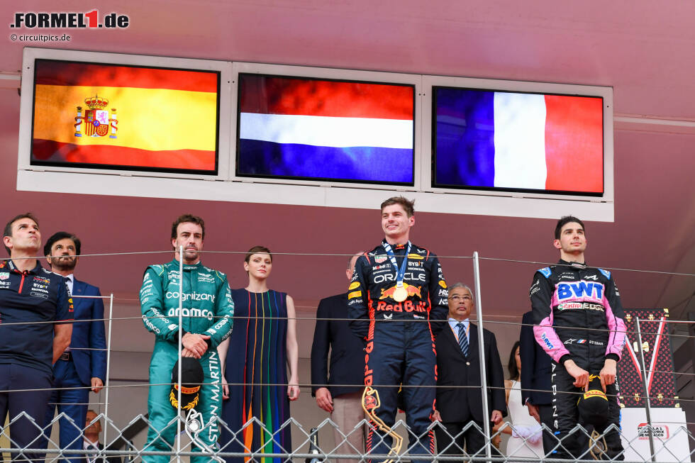 Foto zur News: Max Verstappen (Red Bull), Fernando Alonso (Aston Martin) und Esteban Ocon (Alpine)