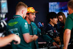 Foto zur News: Fernando Alonso (Aston Martin) und Yuki Tsunoda (AlphaTauri)