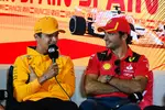 Foto zur News: Lando Norris (McLaren) und Carlos Sainz (Ferrari)