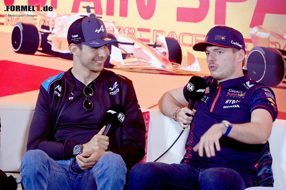 Foto zur News: Esteban Ocon (Alpine), Max Verstappen (Red Bull)