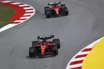 Foto zur News: Carlos Sainz (Ferrari) und Charles Leclerc (Ferrari)