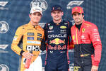 Foto zur News: Lando Norris (McLaren), Max Verstappen (Red Bull) und Carlos Sainz (Ferrari)
