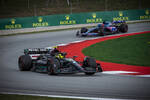Foto zur News: Lewis Hamilton (Mercedes) und Esteban Ocon (Alpine)