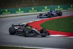 Foto zur News: Lewis Hamilton (Mercedes) und Esteban Ocon (Alpine)