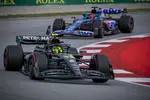 Foto zur News: Lewis Hamilton (Mercedes) und Esteban Ocon (Alpine)