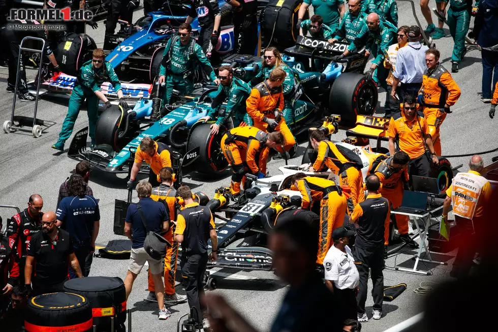 Foto zur News: Oscar Piastri (McLaren) und Lance Stroll (Aston Martin)