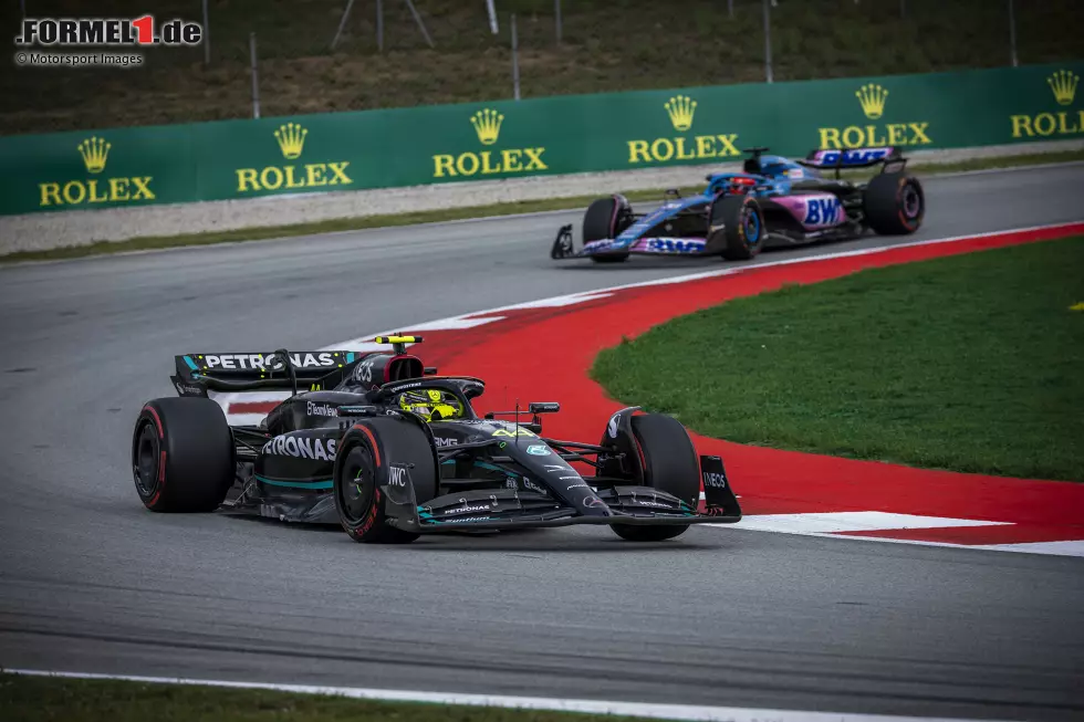 Foto zur News: Lewis Hamilton (Mercedes) und Esteban Ocon (Alpine)