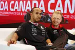 Foto zur News: Lewis Hamilton (Mercedes) und Kevin Magnussen (Haas)