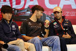 Foto zur News: Yuki Tsunoda (AlphaTauri), Pierre Gasly (Alpine) und Sergio Perez (Red Bull)
