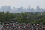 Foto zur News: Fans vor der Skyline von Montreal