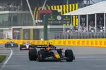 Foto zur News: Sergio Perez (Red Bull), Nico Hülkenberg (Haas) und Fernando Alonso (Aston Martin)