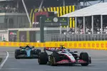 Foto zur News: Nico Hülkenberg (Haas) und Fernando Alonso (Aston Martin)