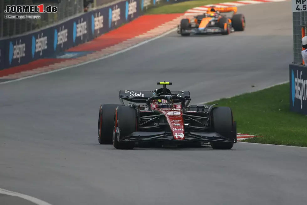 Foto zur News: Guanyu Zhou (Alfa Romeo) und Oscar Piastri (McLaren)