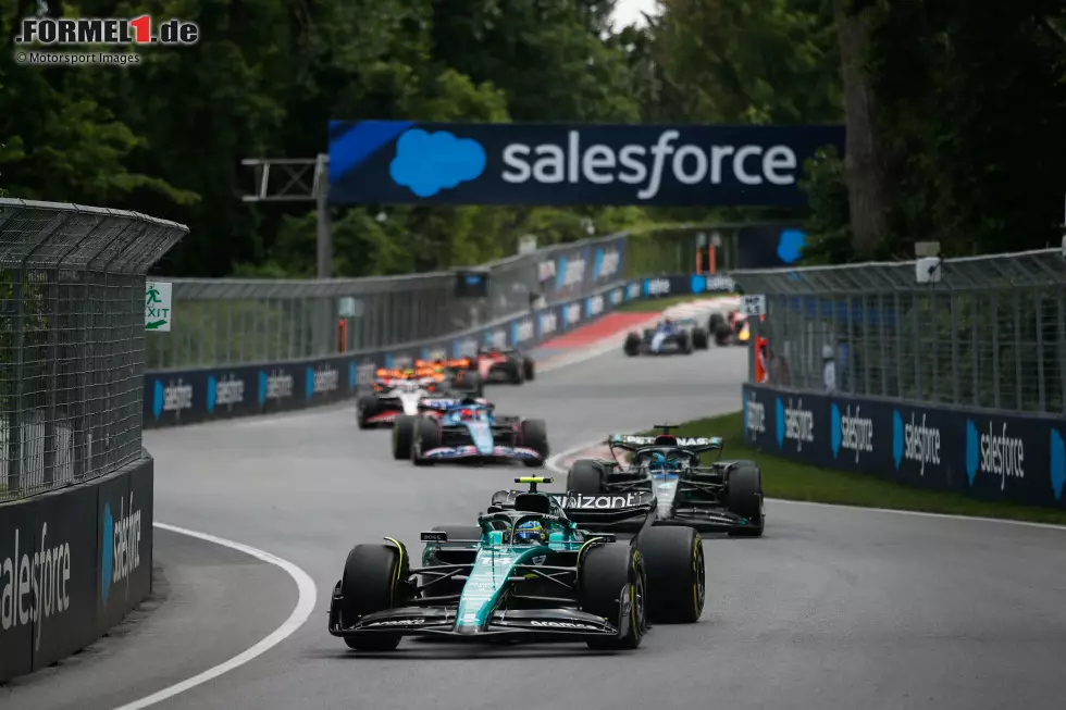 Foto zur News: Fernando Alonso (Aston Martin), George Russell (Mercedes) und Esteban Ocon (Alpine)