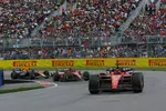 Foto zur News: Charles Leclerc (Ferrari), Carlos Sainz (Ferrari) und Sergio Perez (Red Bull)