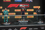 Foto zur News: Fernando Alonso (Aston Martin), Max Verstappen (Red Bull) und Lewis Hamilton (Mercedes)