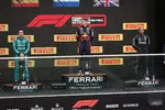 Foto zur News: Fernando Alonso (Aston Martin), Max Verstappen (Red Bull) und Lewis Hamilton (Mercedes)